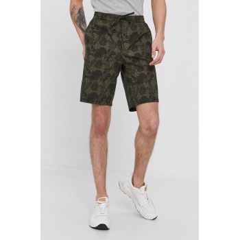 Sisley Pantaloni scurți bărbați, culoarea verde ieftini