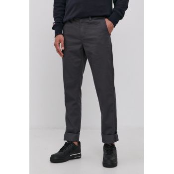 Vans Pantaloni bărbați, culoarea gri, model drept