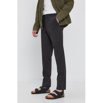 Sisley Pantaloni bărbați, culoarea gri, mulat