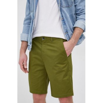 Sisley Pantaloni scurți bărbați, culoarea verde ieftini