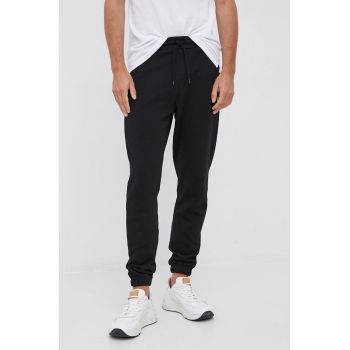 Lyle & Scott Pantaloni bărbați, culoarea negru, material neted