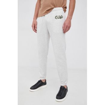 GAP Pantaloni bărbați, culoarea gri, melanj