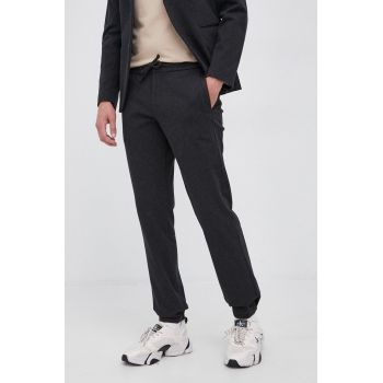 Sisley Pantaloni bărbați, culoarea negru, material neted