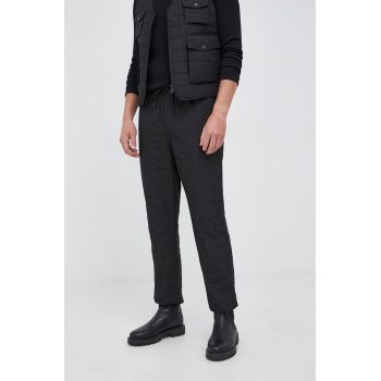 Sisley Pantaloni bărbați, culoarea negru, jogger ieftini