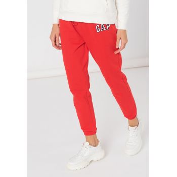 Pantaloni sport cu logo brodat