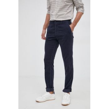 Sisley Pantaloni bărbați, culoarea albastru marin, mulat ieftini