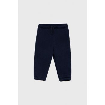 GAP Pantaloni copii culoarea albastru marin, material neted
