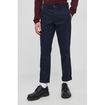 GAP Pantaloni bărbați, culoarea albastru marin, mulat