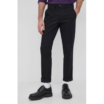 GAP Pantaloni bărbați, culoarea negru, mulat