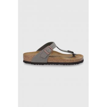 Birkenstock slapi Gizeh femei, culoarea gri, cu toc plat, 43393