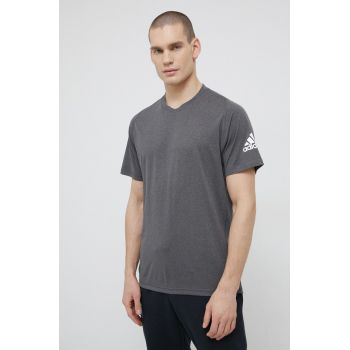 Adidas Tricou GU2777 bărbați, culoarea gri, cu imprimeu