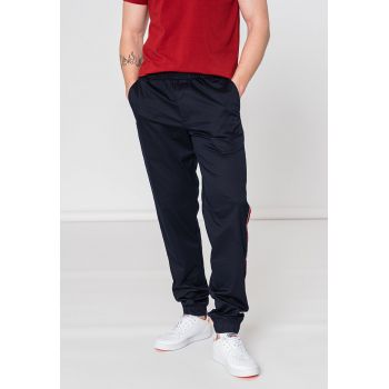 Pantaloni relaxed fit cu segmente laterale contrastante