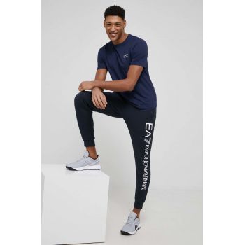 EA7 Emporio Armani pantaloni barbati, culoarea albastru marin, cu imprimeu