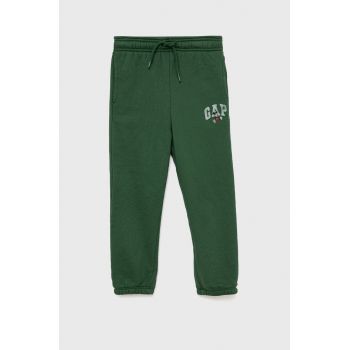 GAP pantaloni copii culoarea verde, cu imprimeu
