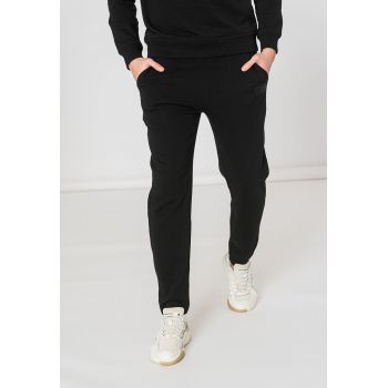 Pantaloni sport cu snur si logo