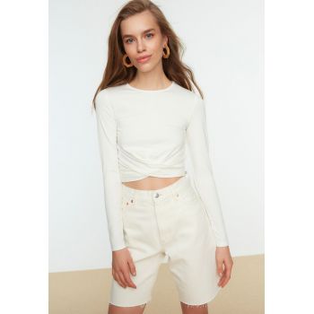 Bluza crop cu detaliu rasucit