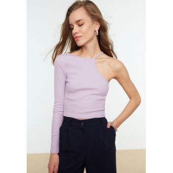 Bluza cu model crop si decolteu pe un umar