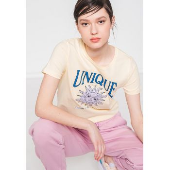 Tricou cu imprimeu si decolteu la baza gatului