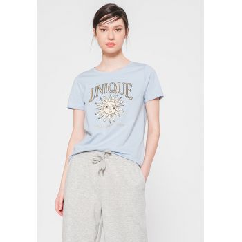 Tricou cu imprimeu si decolteu la baza gatului