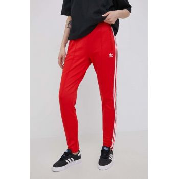 adidas Originals pantaloni HF1992 femei, culoarea roșu, cu imprimeu HF1992-VIVRED