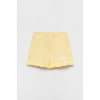 Pepe Jeans pantaloni scurți din bumbac pentru copii culoarea galben, cu imprimeu, talie reglabila