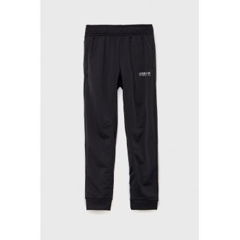 adidas Originals pantaloni copii HE2067 culoarea negru, cu imprimeu