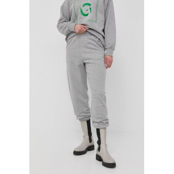 Gestuz pantaloni de trening Tara femei, culoarea gri, melanj