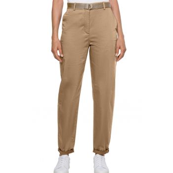 Pantaloni chino cu o curea in talie
