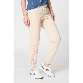 Pantaloni sport cu imprimeu logo Essentials la reducere