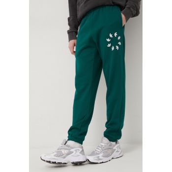 adidas Originals pantaloni de bumbac Adicolor HC4494 barbati, culoarea verde, cu imprimeu