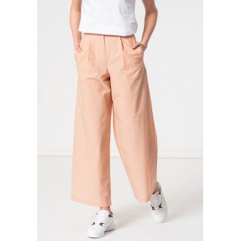Pantaloni cu croiala ampla si pliuri