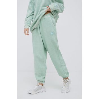 Reebok Classic HB8645 femei, culoarea verde, neted