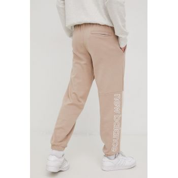 New Balance MP21550MDY barbati, culoarea bej, cu imprimeu