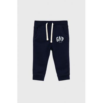 GAP pantaloni de trening pentru copii culoarea albastru marin, cu imprimeu