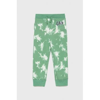 GAP pantaloni de trening pentru copii culoarea verde, cu imprimeu