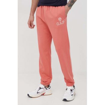 GAP pantaloni de trening barbati, culoarea roz, cu imprimeu