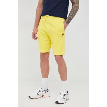 Lyle & Scott pantaloni scurti din bumbac barbati, culoarea galben