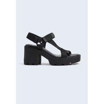 Sandale cu toc masiv si inchidere velcro Sandale cu toc masiv si inchidere velcro