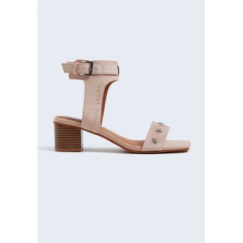 Sandale din piele intoarsa cu tinte in forma de stea Sandale din piele intoarsa cu tinte in forma de stea