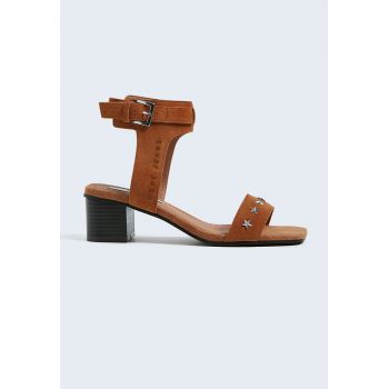 Sandale din piele intoarsa cu tinte in forma de stea Sandale din piele intoarsa cu tinte in forma de stea