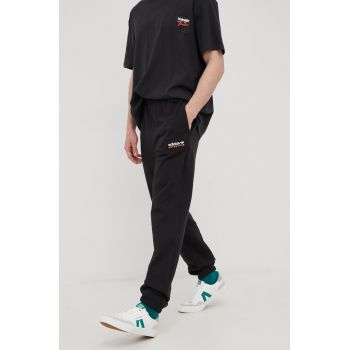 adidas Originals pantaloni de trening din bumbac HF4771 barbati, culoarea negru, cu imprimeu