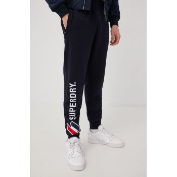 Superdry pantaloni de trening barbati, culoarea albastru marin, neted