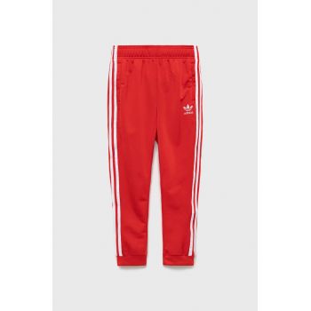 adidas Originals pantaloni de trening pentru copii HD2047 culoarea rosu, cu imprimeu