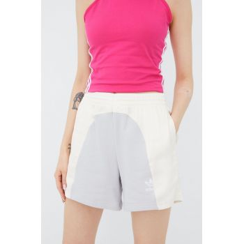 adidas Originals pantaloni scurți Adicolor HC7038 femei, culoarea gri, cu model, high waist HC7038-WONWHI