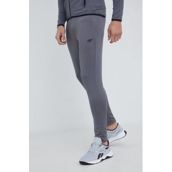 4F pantaloni de antrenament barbati, culoarea gri, neted