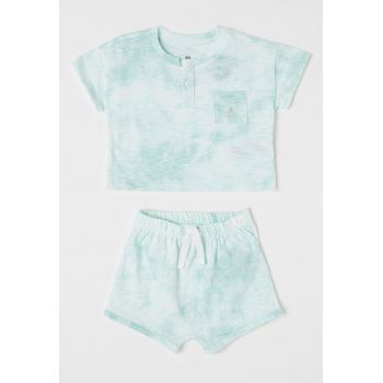 Set de tricou din bumbac organic si pantaloni scurti cu model tie-dye la reducere