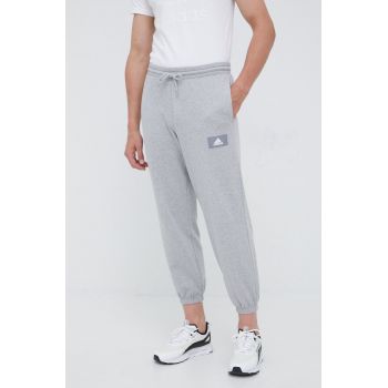 adidas pantaloni de trening din bumbac HE4341 barbati, culoarea gri, melanj