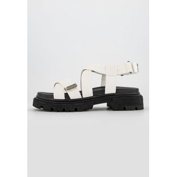 Sandale cu velcro si toc masiv Sandale cu velcro si toc masiv