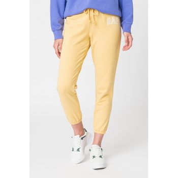Pantaloni sport cu logo brodat