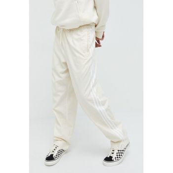 adidas Originals pantaloni de trening din bumbac barbati, culoarea bej, cu imprimeu ieftini